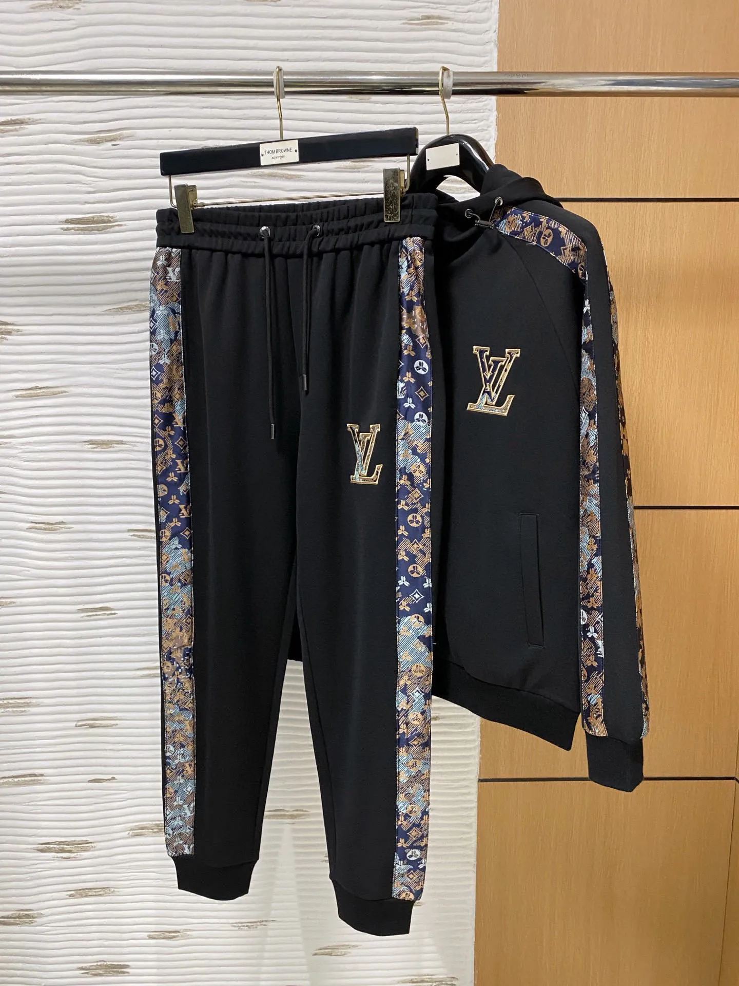 🅿️720 LV hot-selling suit is coming. Focus on the original version of the official website. 2025 new hot-selling cardigan suit. The original order is the best. 🇭🇰The meticulous work of top designers. It has a fitting and perfect upper body effect. All-natural high-quality Tencel Roman cotton 100%, close-fitting comfort, noble and elegant! Original hardware embodies elegance and nobility! Counter size: M-3XL (maximum wear up to 190 pounds)